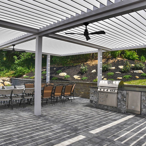 cooking outdoor appliances and dining space with motorized pergola in aluminum - NY by Azenco