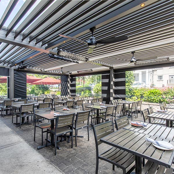 Fans, heaters and screens fitted in a louvered pergola Azenco - Restaurant terrace in Pleasentville, New York