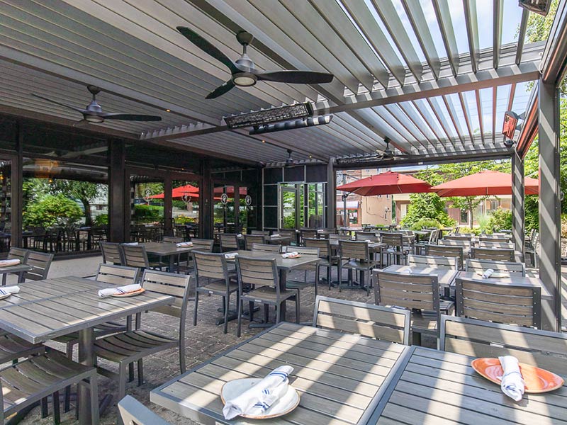 pergola louvered roof in grey bronze - New York