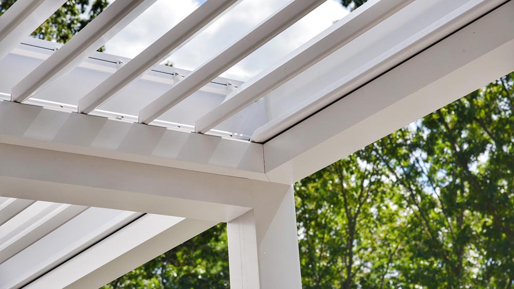 Detail of a white samrt pergola roof - R-BLADE by Azenco